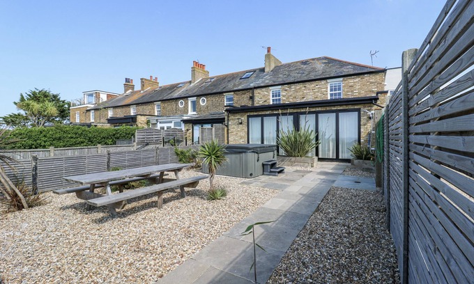 Swalecliffe House | COAST GUARD HOUSE, pet friendly, with hot tub in Swalecliffe