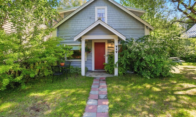 Downtown Anchorage Cabin | Coastal Cabin - Downtown Historical Log Home
