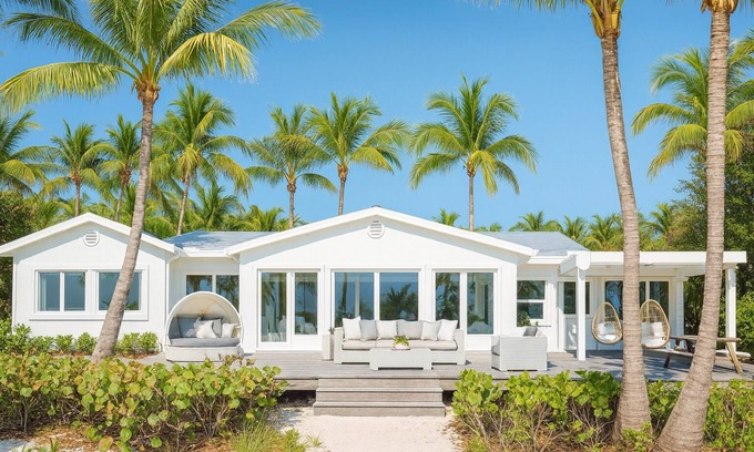 Holmes Beach House | Coastal Calm/Holmes Beach Pool Ocean Views
