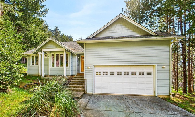 Shelter Cove House | Coastal Canopy-Secluded home with ocean view and jetted tub. Sleeps 6