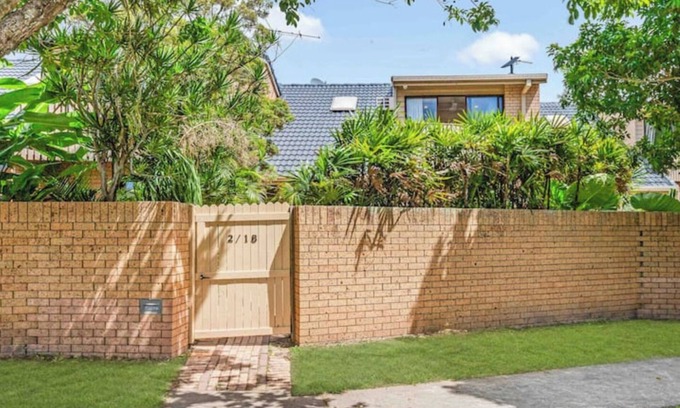 Burleigh Waters House | Coastal Comfort in Burleigh Heads Parking and WIFI