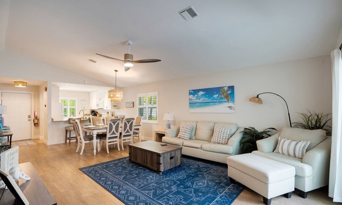 South Sarasota House | Coastal Cottage: Renovation Sleep 6 Hot tub, Pool