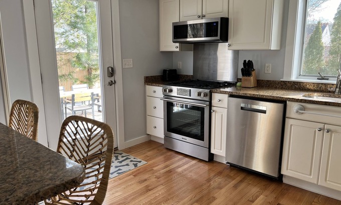 Teaticket House | Coastal Cottage, steps from Great Pond and boat launch