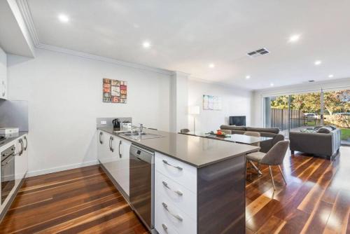 Glenelg North House | Coastal Parkside - Glenelg North - C21 SouthCoast Holidays