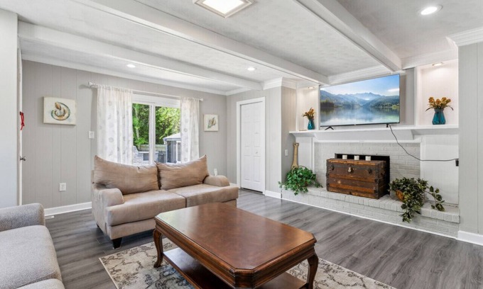 Coliseum Central Apartment | Coastal Retreat @ Coliseum| Pool, Bonus Rm, Gazebo
