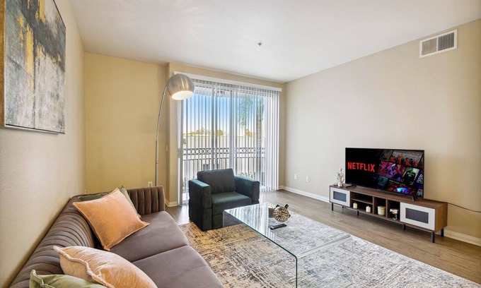 Del Rey Apartment | Coastal Retreat with Pool & Free Parking & Gym