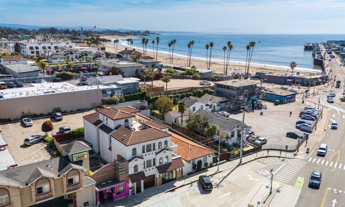 Beach Hill - Beach Flats Villa | Coastal Retreat walking distance to Main Beach!