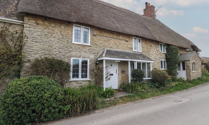 Littlebredy Cottage | COBBLERS COTTAGE, pet friendly, with open fire in Langton Herring