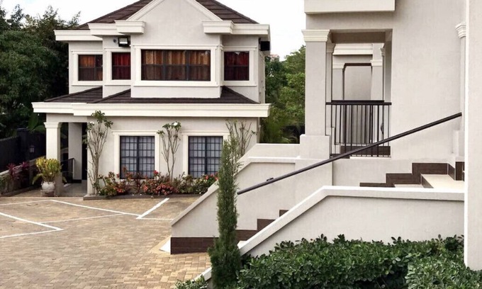Mandeville Apartment | Coconut Palms Luxury Apartment King Bed/A/C,Gym and Pool