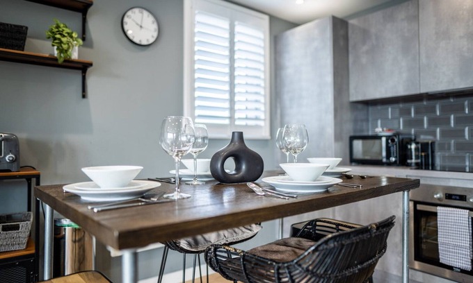 Butetown Apartment | Cohost Partners Cardiff Bay Retreat With Balcony