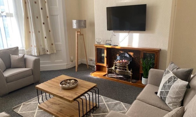 Newport House | Cohost Partners Chepstow House Cozy 5 Bedroom Stay