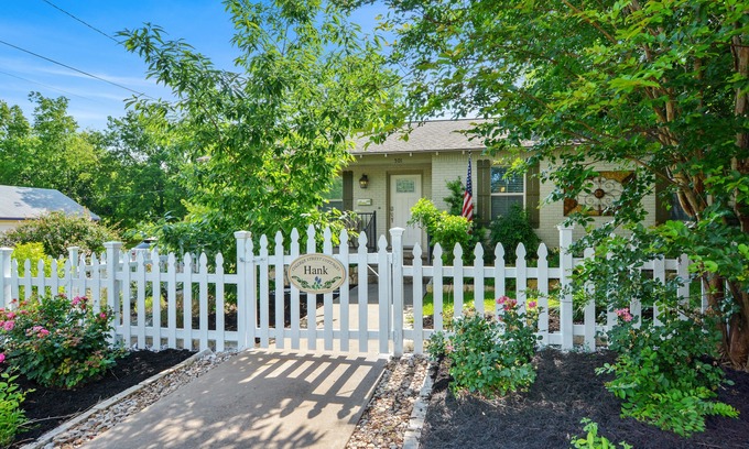 Georgetown Cottage | COLLEGE STREET COTTAGES - GEORGETOWN SQUARE AREA - HISTORIC DISTRICT