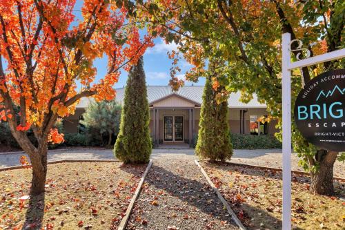 Bright House | Collins Retreat - 4 Bedroom home with Pool