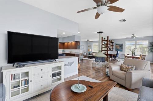 Gulf Pines House | Colonel's Cottage- Sanibel Beach Retreat Fantastic Amenities
