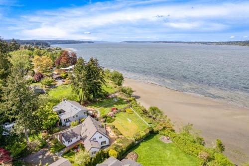 Langley House | Colonial Bluff House Above the Sea by AvantStay
