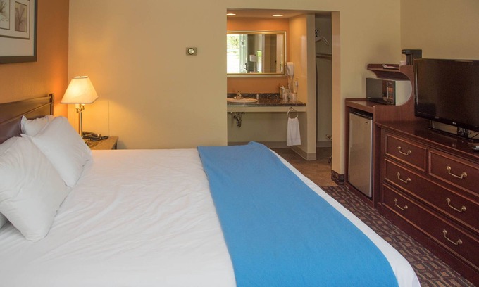 Lyndon Center Hotel | Colonnade Inn