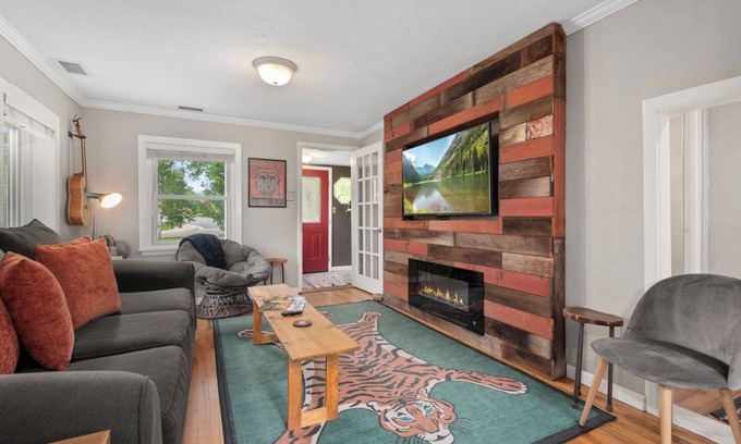 Barths House | Colorado Cozy Cottage by Red Rocks & Denver