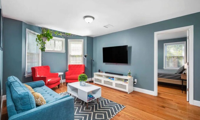 South Side Apartment | Colorful, Comfy & Modern - Close to NYC - Parking!