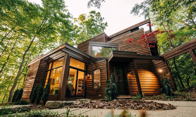 Gahanna House | Columbus l 6 Acres with Luxury l Nature Play | Chef’s Kitchen