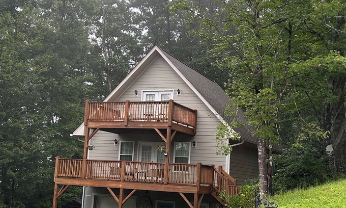 Etowah House | Come enjoy the fall foliage in Western North Carolina at our mountain house!