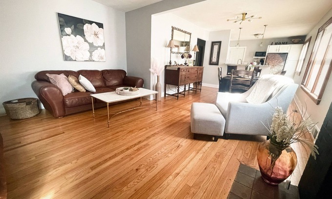 Syracuse House | Come home to Kenwood 2 bed pet friendly free park conveniently in Syracuse