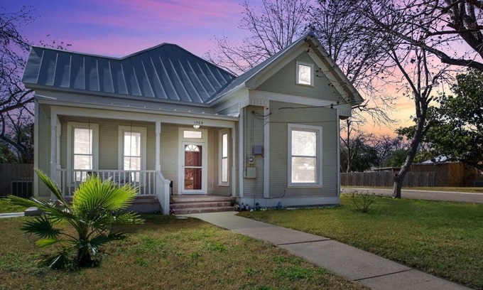 Hondo House | Come Relax: 2 K Bedrooms, Dogs Welcome