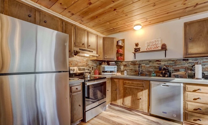 Pioneer Trail Cabin | Come Snuggle Up at Cozy Bear Cabin!