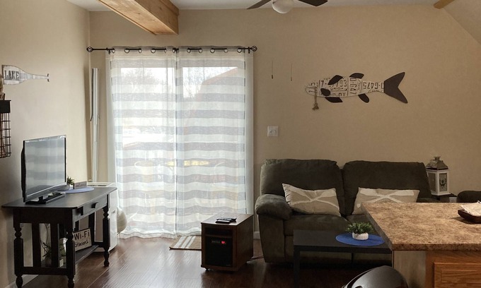 Brier Hill Apartment | Come to The Lake House Loft for a relaxing visit!n