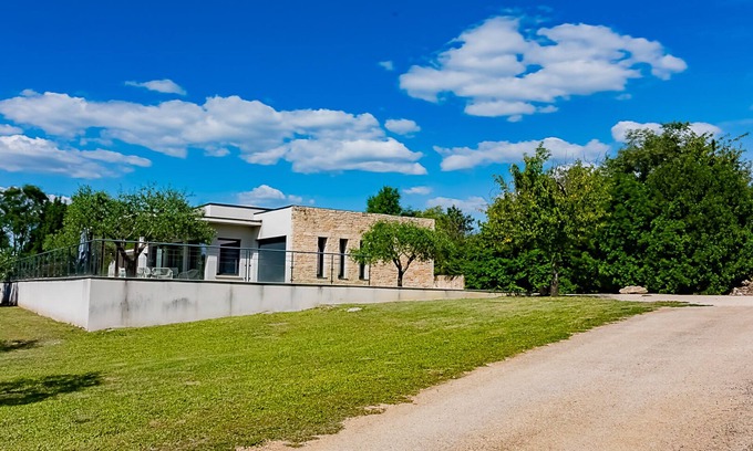 Saint-Privat-de-Champclos Villa | Comfortable villa for 2 to 10 people with private pool, gym and sauna