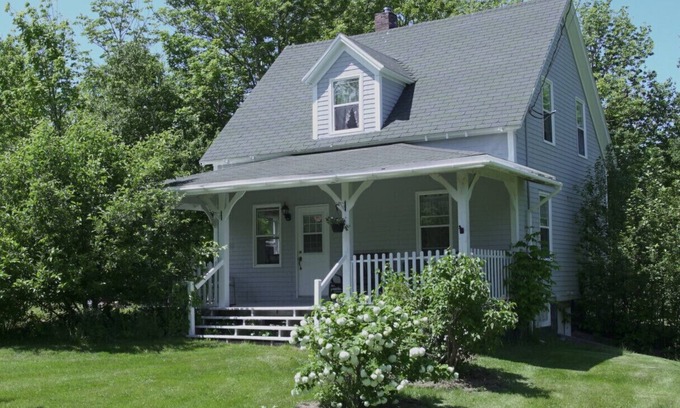 Pleasant Bay House | Comfort and Convenience - 0.5kms from Cabot Trail