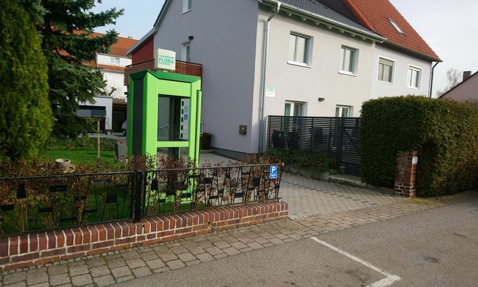 Bad Windsheim Apartment | Comfort apartment, terrace, quiet location, close to the center, Ferienwohnungen Flora