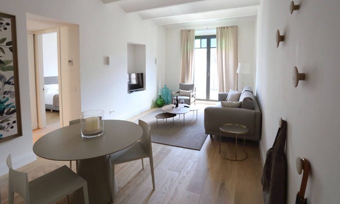 Old Town Apartment | Comfort apartment, warmth in the center of Girona. WIFI & AIR.