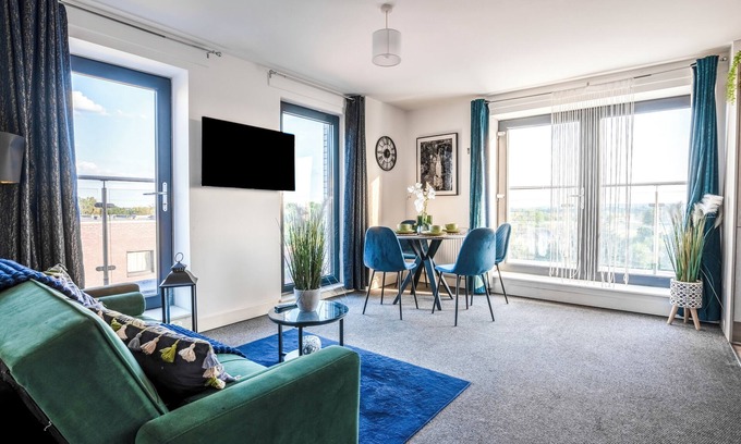 George Green Apartment | Comfort & Convenience near Heathrow | Free Parking