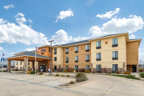 Cedar Rapids Hotel | Comfort Inn & Suites Cedar Rapids North - Collins Road