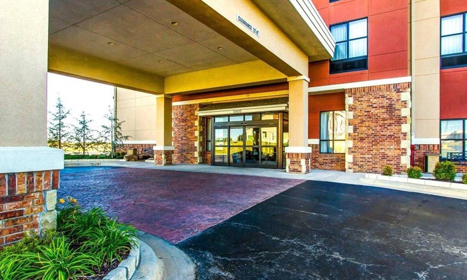 Shawnee Hotel | Comfort Inn & Suites Shawnee North near I-40