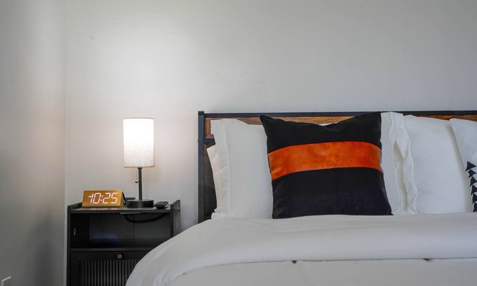 Old Northwood Historic District Hotel | Comfort Living 2BR Deluxe Suite