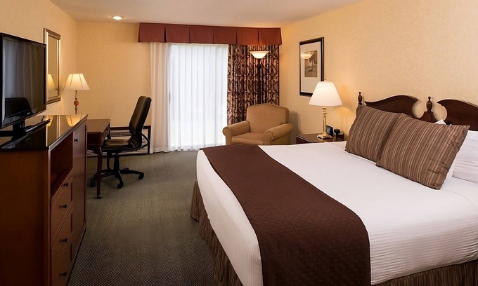 Tri-Cities Hotel | Comfort Meets Affordability, Free Parking, Outdoor Pool, Pets Allowed