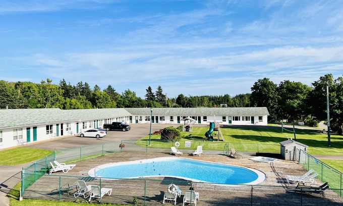 Green Gables Hotel | Comfort Queen Room for Family of 4