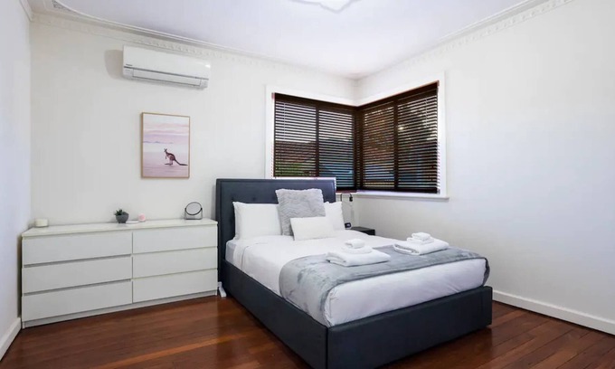 East Victoria Park House | Comfortable 2 Bedroom Home in Trendy Victoria Park