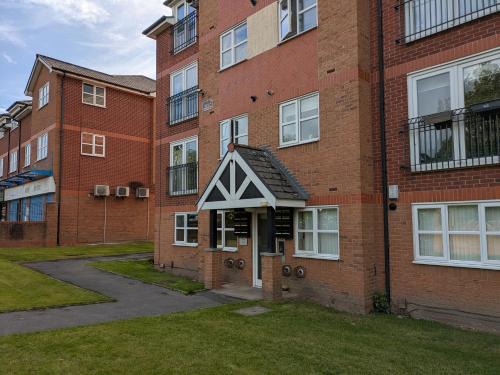 Baguley House | Comfortable 2 Bedroom Flat with Shared Bathroom and Kitchen Close to Manchester Airport