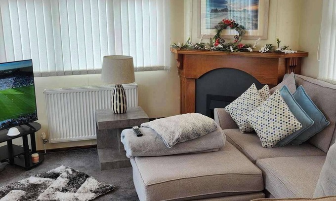 Rhuddlan Cabin | Comfortable 2 Bedroom Caravan - Close to Castle
