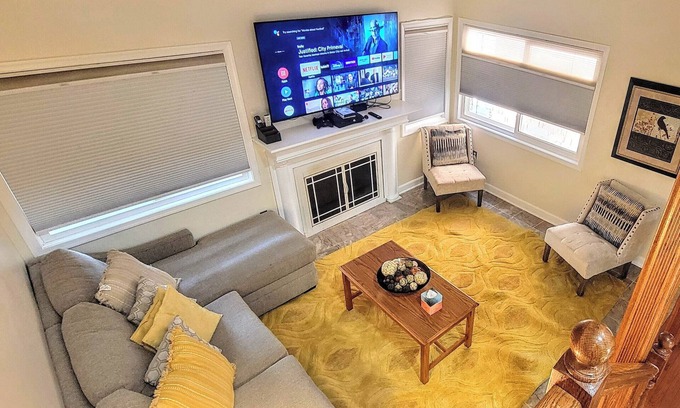 Herndon House | Comfortable 2BDR/2BATH TownHome near Dulles Airport, Metro, Fast Gigabit WiFi
