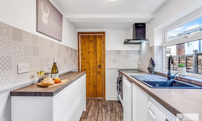 Coalville Apartment | Comfortable 3 Bedroom Gem with 2 Bathrooms Perfect for Groups