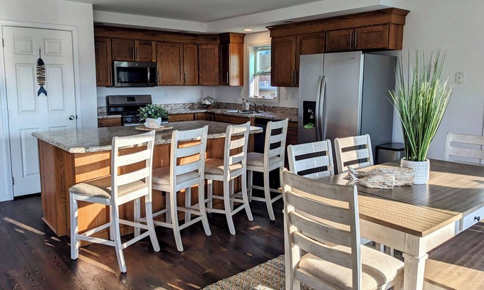 Keen-Wik On the Bay House | Comfortable 5 Bedroom Home near Fenwick Island and Ocean City beaches! Dog friendly, boat ramp nearby!