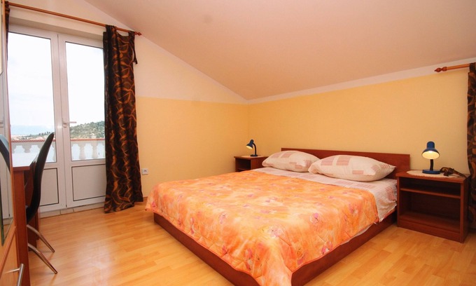 Kali Apartment | Comfortable and spacious apartment with terrace and sea view Kali, Ugljan (A-8234-a)