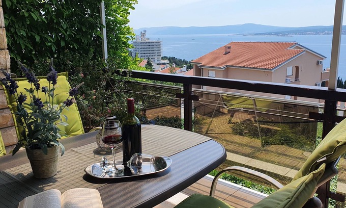 Crikvenica Apartment | Comfortable apartment with sea view, close to the beach, family-friendly, WiFi