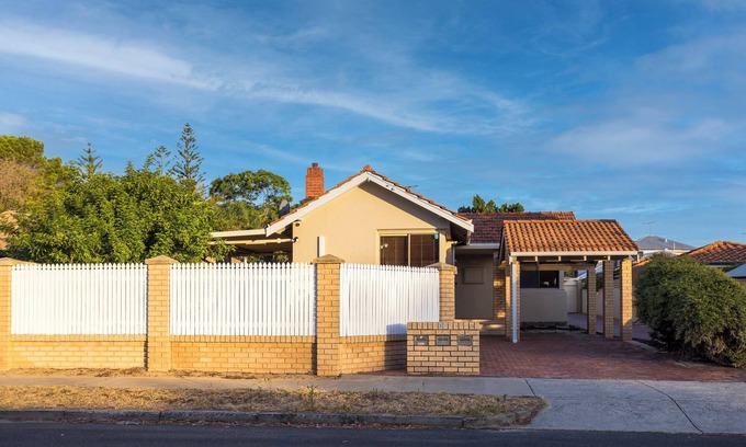 East Victoria Park Apartment | Comfortable 2 BDR House in Trendy Victoria Park!