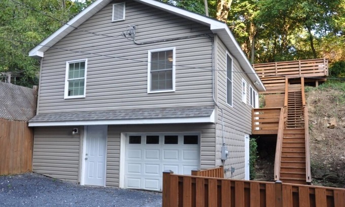 Knoxville House | Comfortable Bungalow near the Potomac River