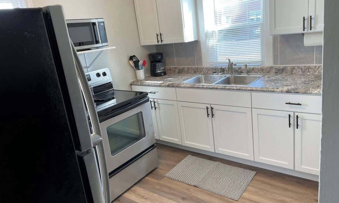 Sidney House | Comfortable Cozy 1 Bed/1 Bath, Awesome Location!