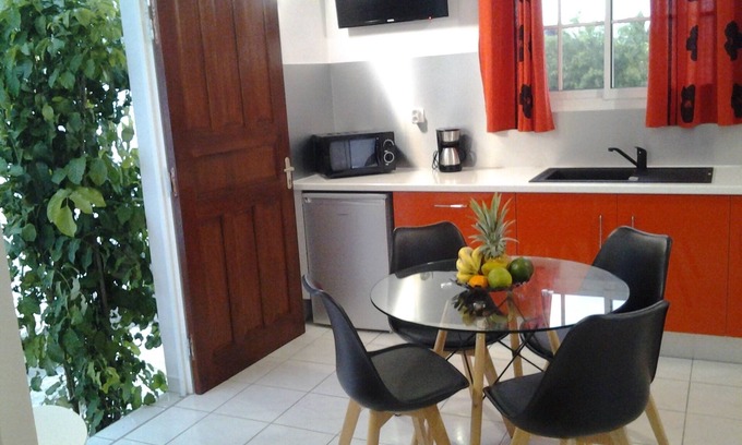 Damencourt House | Comfortable f2 gite with swimming pool